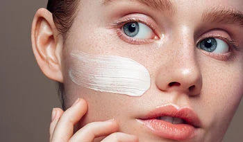 Rostro que desafía la edad: MC2 Atelocream vs. Clarins Nutri-Lumiere Revive Day Cream
